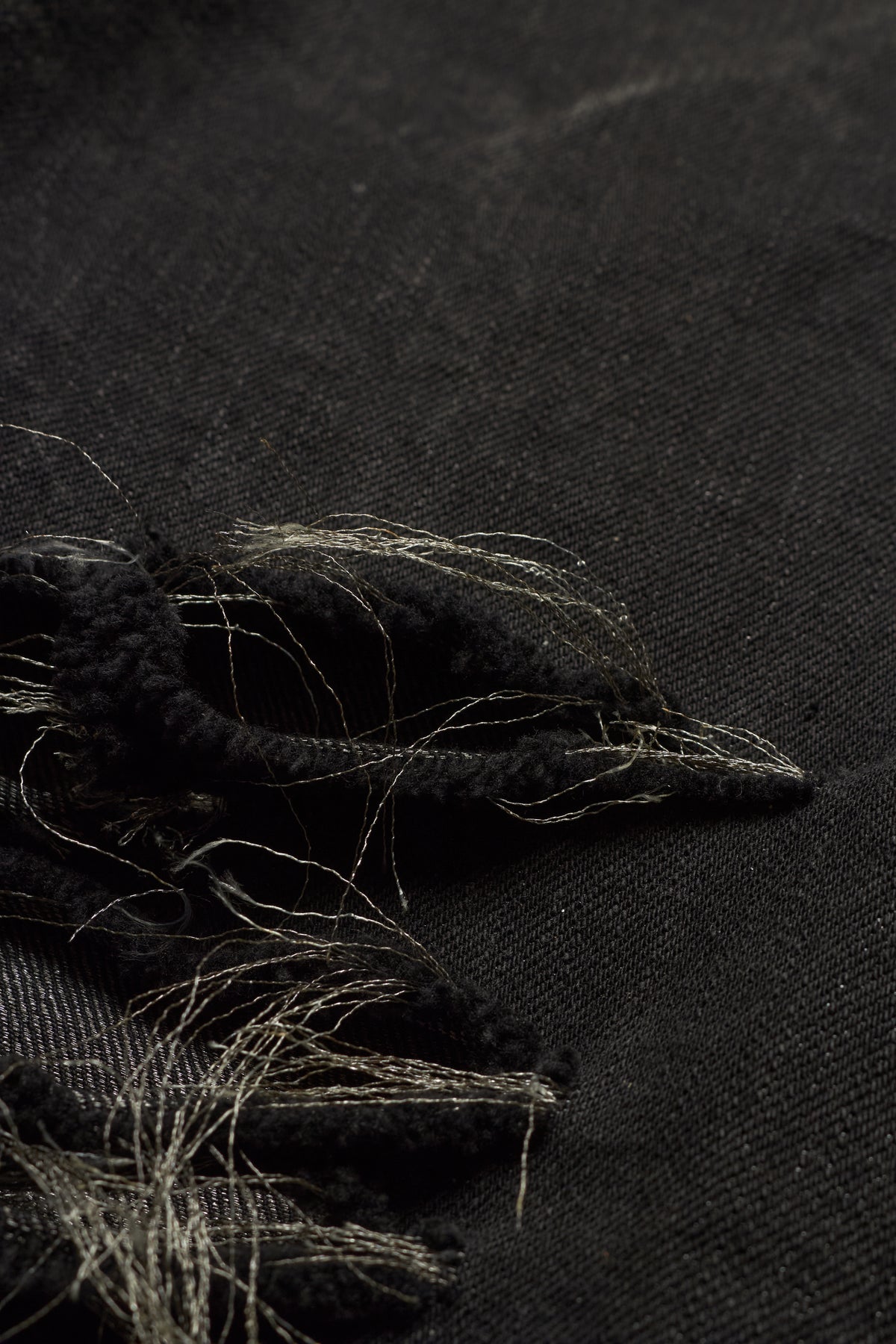 IFSIXWASNINE [STM 757BZCB] THRASHED METALLIC WIRE BLACK STRAIGHT DENIM