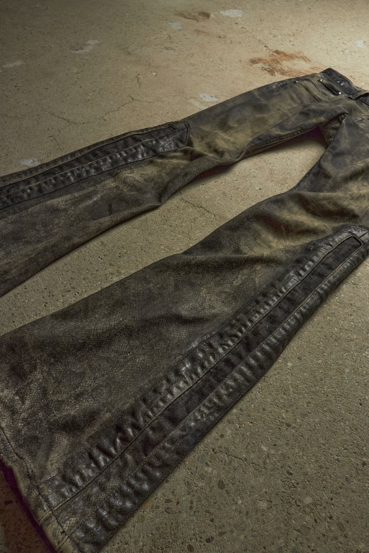 TORNADO MART [8117018] WAXED SNAKESKIN FLARED DENIM