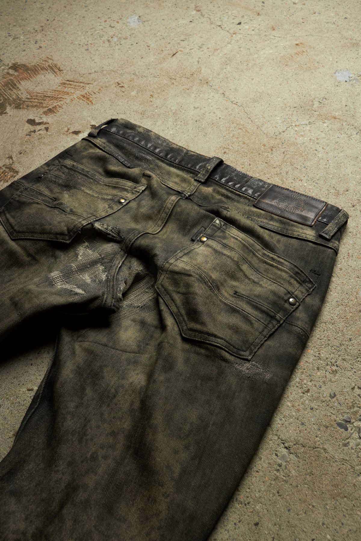 TORNADO MART [8117018] WAXED SNAKESKIN FLARED DENIM