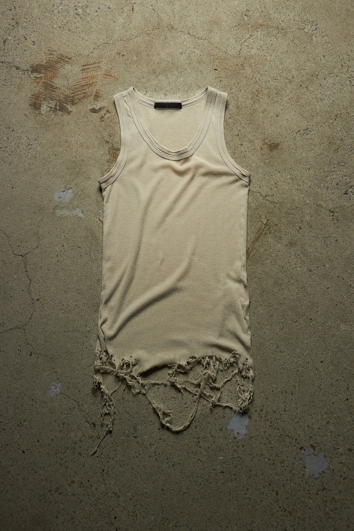 JULIUS_7 SS 10 [NEURBANVÖLKER;] RIBBED DISTRESSED COTTON PEARL TANK TOP
