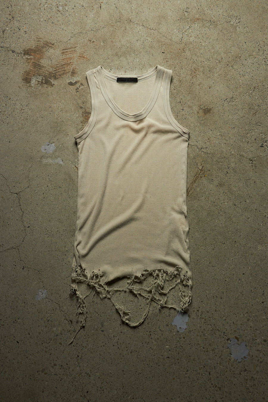 JULIUS_7 SS 10 [NEURBANVÖLKER;] RIBBED DISTRESSED COTTON PEARL TANK TOP