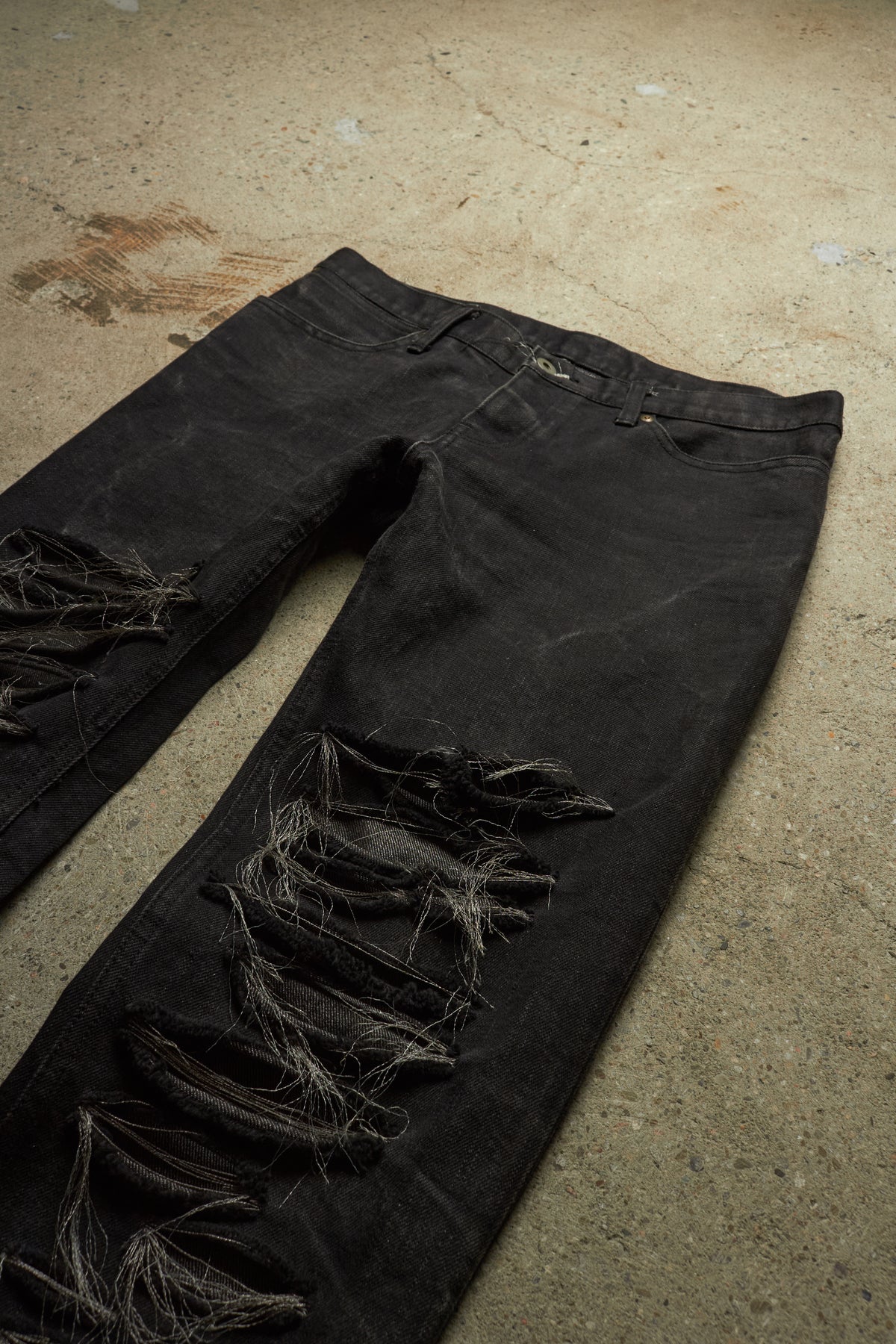 IFSIXWASNINE [STM 757BZCB] THRASHED METALLIC WIRE BLACK STRAIGHT DENIM