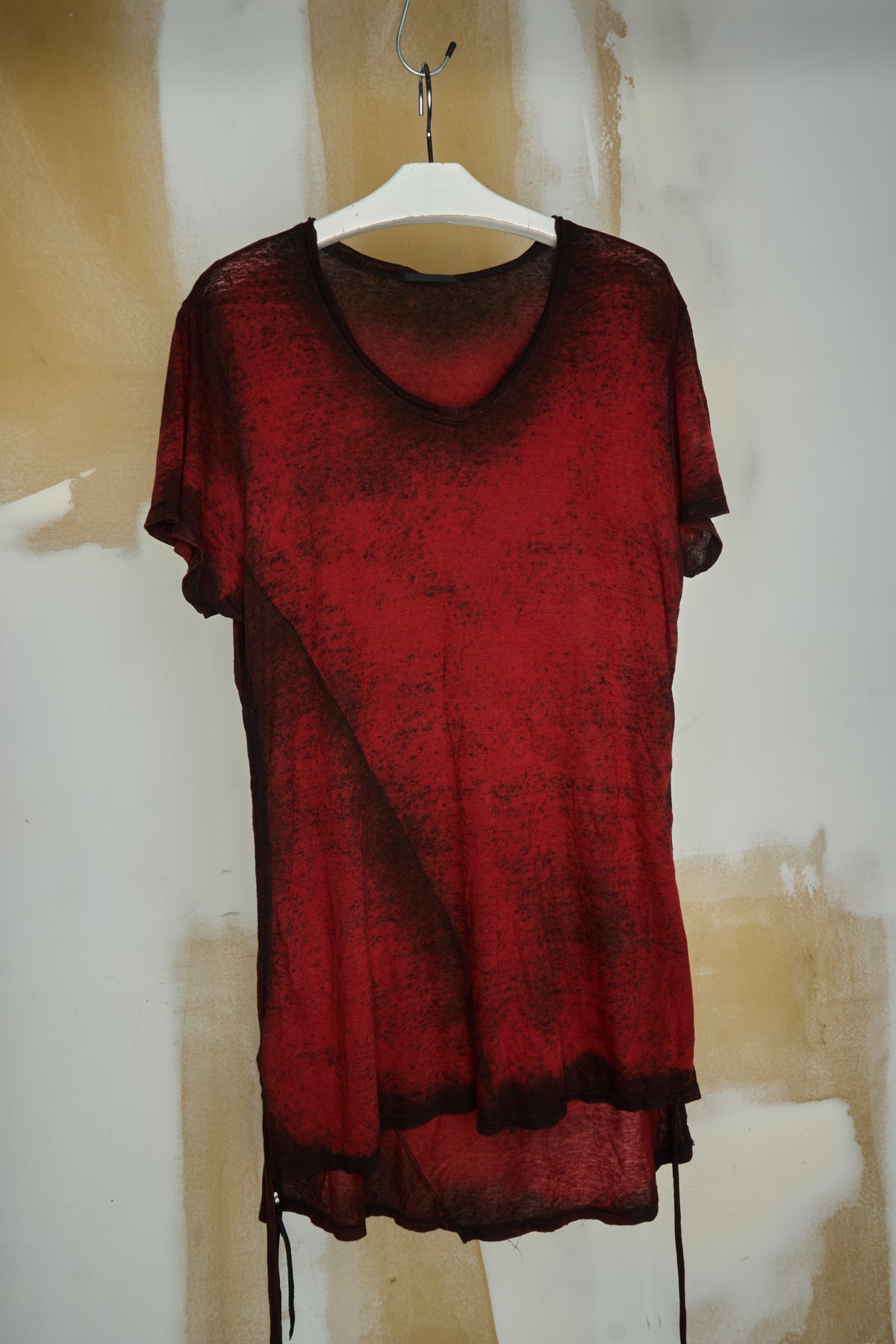 KMRII TASSLE CRIMSON PATTERN ASYMMETRICAL TEE
