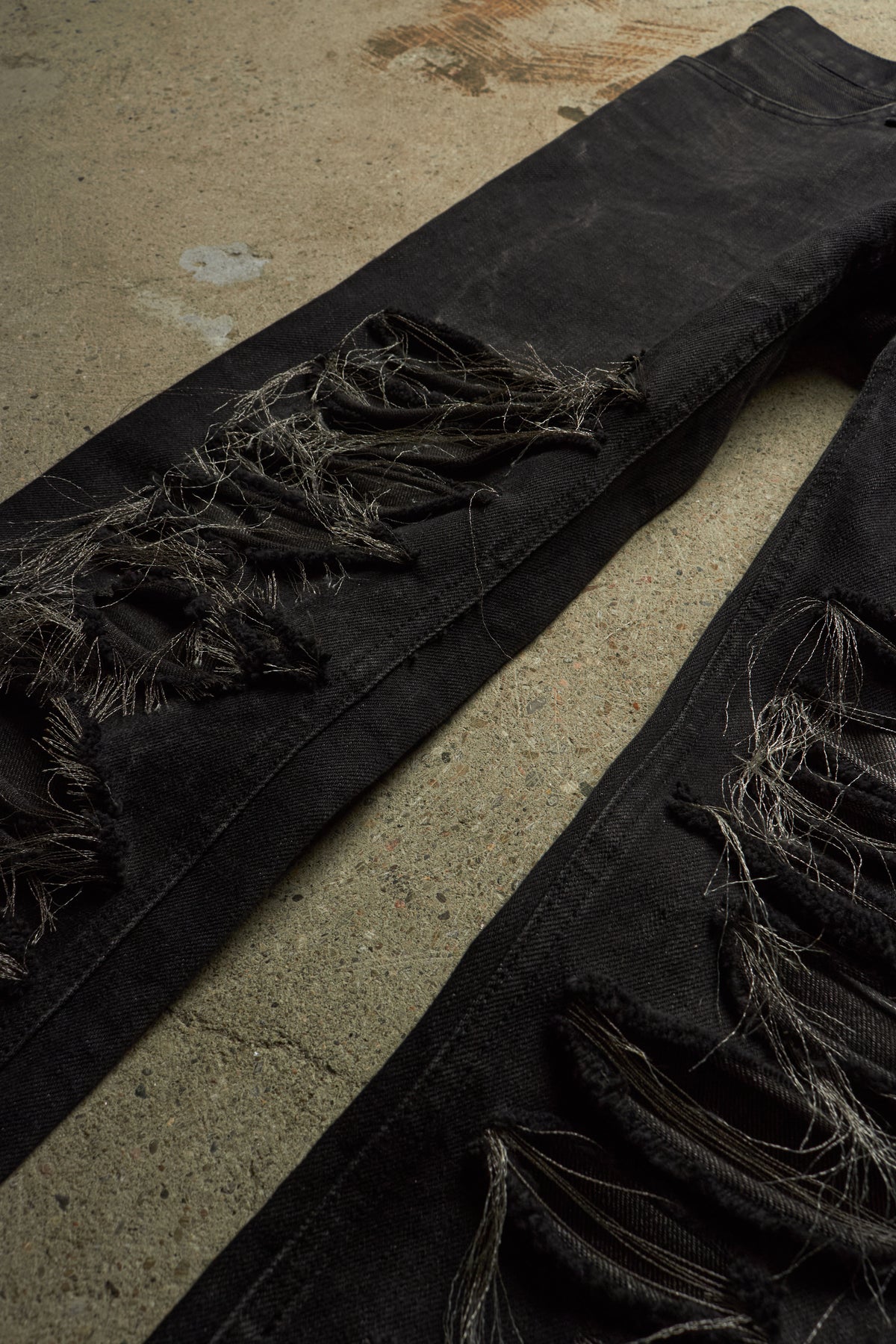 IFSIXWASNINE [STM 757BZCB] THRASHED METALLIC WIRE BLACK STRAIGHT DENIM