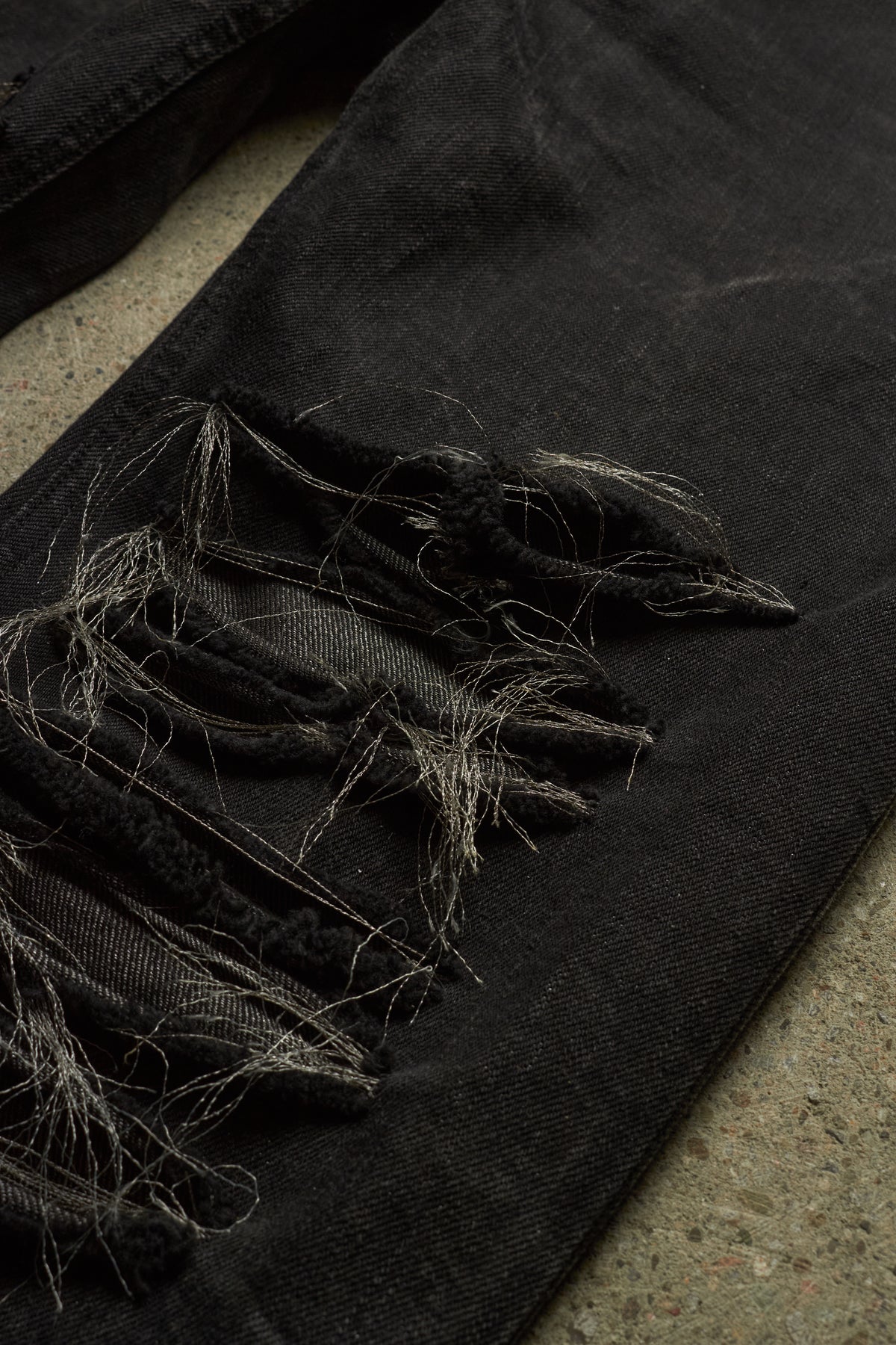 IFSIXWASNINE [STM 757BZCB] THRASHED METALLIC WIRE BLACK STRAIGHT DENIM